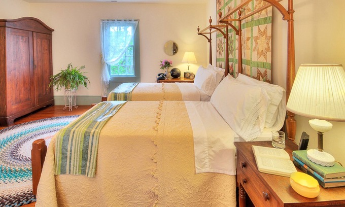Alton Bed & Breakfast | Oak Grove B&B second-floor suite with two rooms no pets