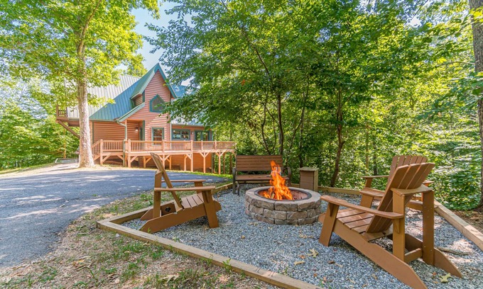 Cleveland Cabin | Oak Hill | 4BR 3.5BA | Luxury Secluded Log Cabin | Pool Table | Hot Tub
