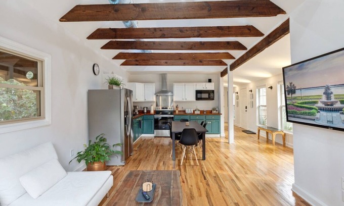 Westside House | Oak House Charleston 3BR 2B in downtown. Enjoy peacefulness, history & comfort.