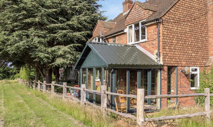 Hastings Cottage | OAK MEADOW, pet friendly, character holiday cottage in Westfield