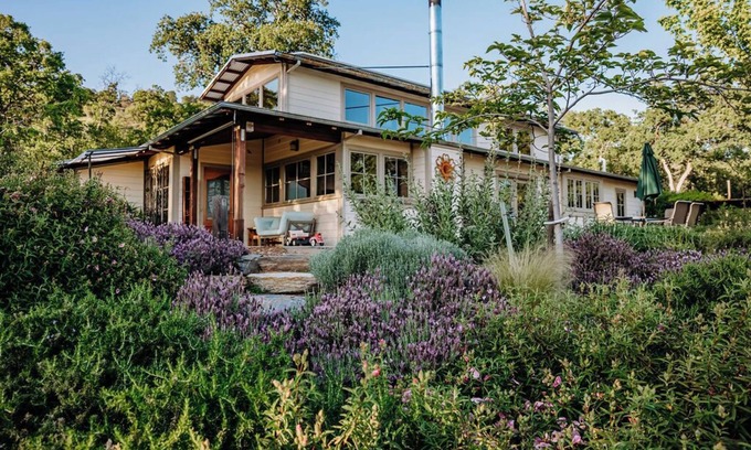 Mariposa House | Oak Meadows House - A unique home near Yosemite