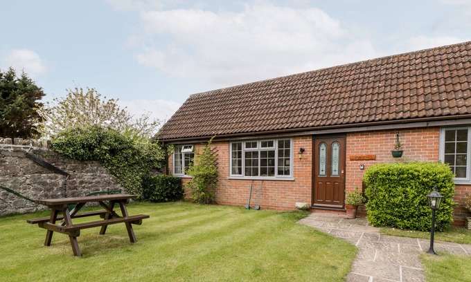 Lympsham Cottage | OAK TREE, pet friendly, character holiday cottage in Brean