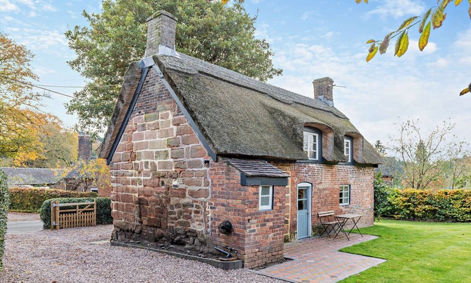 Stone House | Oak Tree Thatched Cottage