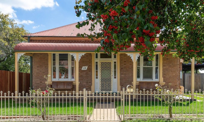 Orange House | Oaken House Home away from home, pet friendlynDiscounted Weekly & Monthly Stayz