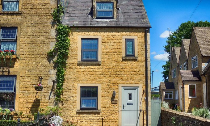 Bourton House | Oakey Cottage - Complimentary Breakfast