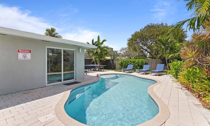 Coral Heights House | Oakland By The Sea 3BD/pool/BBQ/10 min to beach.