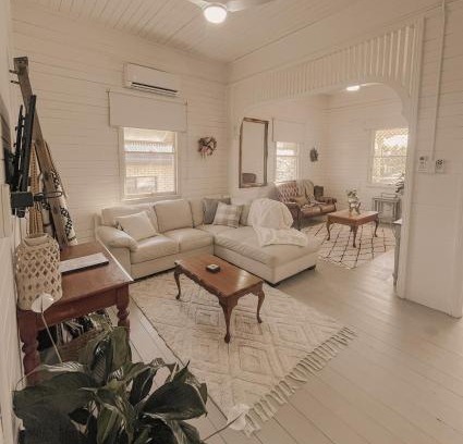Bundaberg West House | Oakmore Cottage Charming Queenslander - Central location