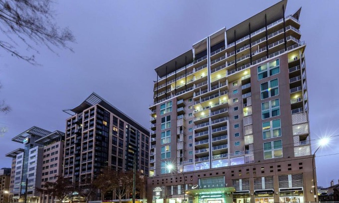 Adelaide Central Business District Apartment | Oaks Adelaide Embassy Suites