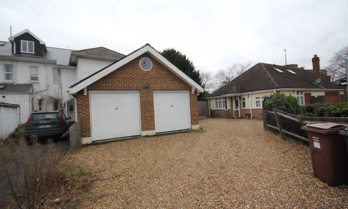 London Borough of Hounslow House | Oaks House- A Spacious Four Bedroom + Two Bathrooms Detached House in Feltham.