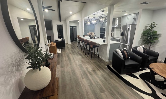 North Arlington House | Oaks Retreat - Stylish 2bd/2br house near Arlington Entertainment District