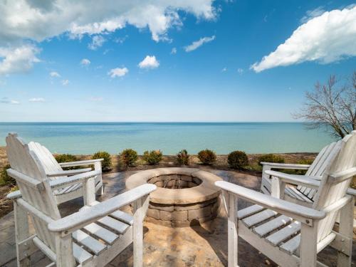 Ashtabula House | Oakwood Beach - Lake Front - Geneva-On-The-Lake