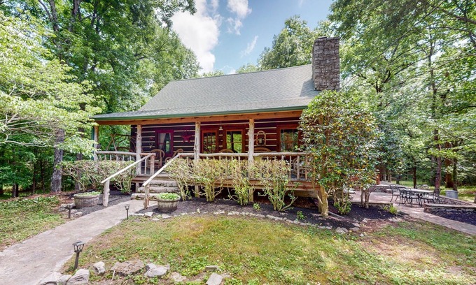 Mount Juliet Cabin | Oakwood Hideaway! Cozy Log Cabin on 18 acres in the Heart Of Mt. Juliet