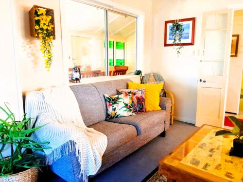 Tambo House | Oakwood House - Entire house rental - 4 bedrooms with Netflix and WiFi