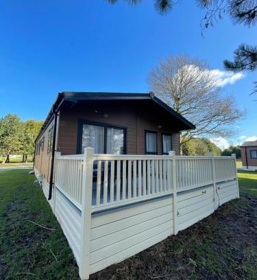 Allerthorpe House | Oakwood Lodge with Hot Tub