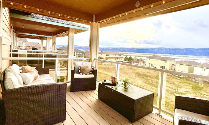 Quincy House | Oasis at Sunserra! Three Bedrooms, FREE GOLF, Pools, Hot Tubs, Close to Gorge