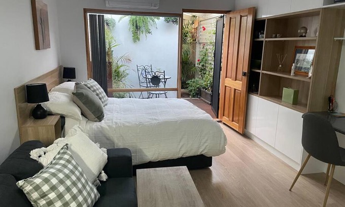 Glenelg North Apartment | oasis by the beach
