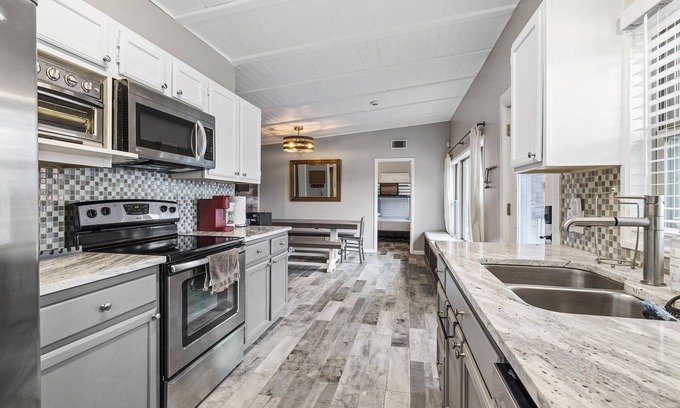 Comanche Trail House | Oasis Cottage! Steps to Lake Travis! Tesla Ready!