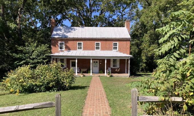 Kabrich Crescent House | Oasis in Blacksburg. Walk to VT. Artful decor, trails, huge yard w/ fire pit.