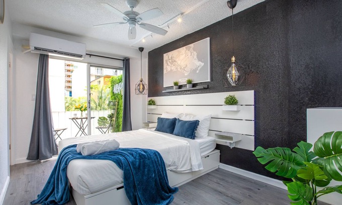 Diamond Head - Kapahulu - St. Louis House | β
Oasis Luxury Condo, Steps away from the beach π