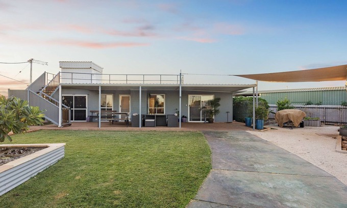 Exmouth House | Oasis - Modern 4 Bedroom holiday home with endless views.