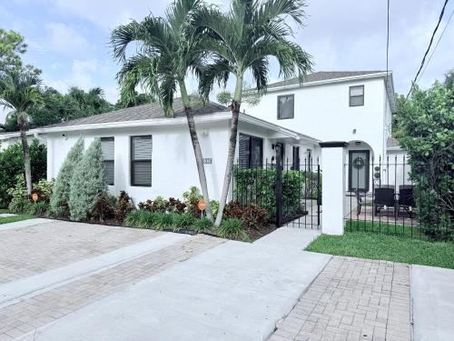 Coral Way House | Oasis pool in Miami, Coconut Gove, UM, Downtown Miami