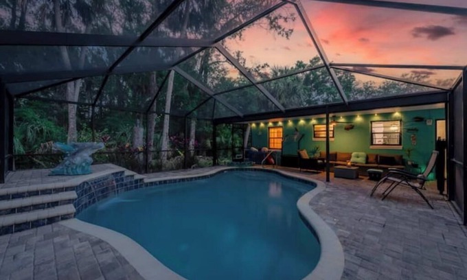 Crystal River House | Oasis privacy Pool Game room 3 mins Sister Spring