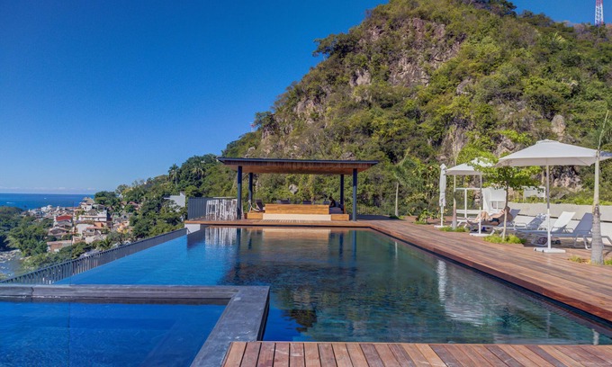 El Caloso Apartment | Oasis Rooftop Pool Ocean Views, Balcony Nr Romantic Zone