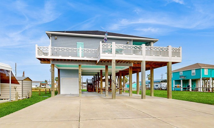 Crystal Beach House | Oasis | Steps to Beach | Large Deck | Pet Paradise