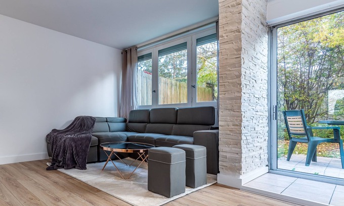 Villejuif Apartment | Oasis Urbaine for 8 Near Paris