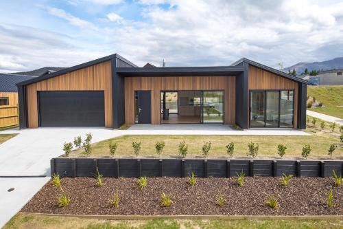 Wanaka House | Obelisk - Sleeps 8 - Modern & Stylish