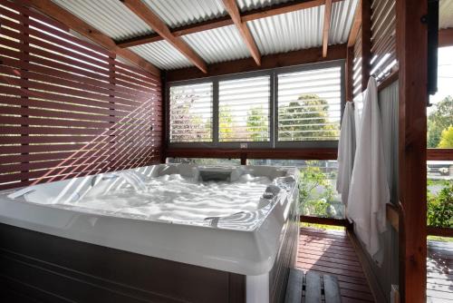 Hepburn Springs House | Oblique