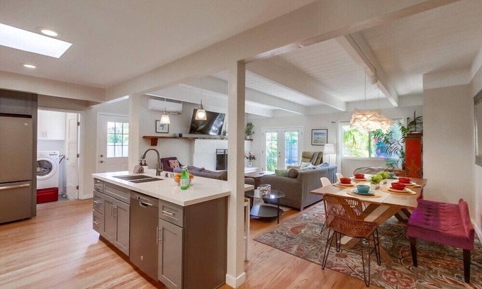North Pacific Beach House | Ocean 2 Blocks * Private Backyard * A/C * 2 Dogs OK