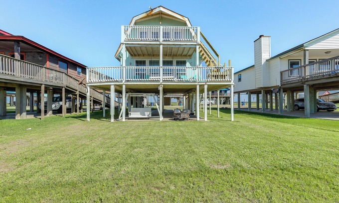 Freeport House | Ocean Access + BBQ Pit: Surfside Beach Family Home