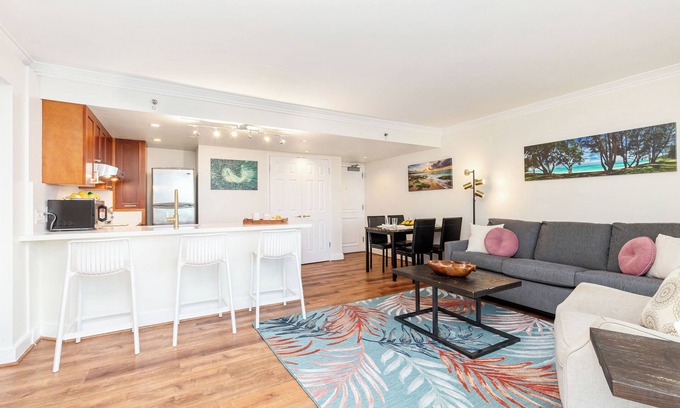 Waikiki Condo | Ocean and Mountain Views Condo at the Royal Garden w/Great Hotel Amenities