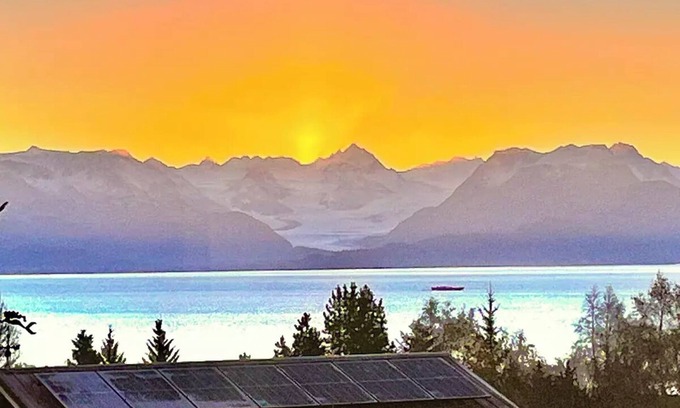 Kachemak House | Ocean and Mountain views, 10 minutes to the Spit