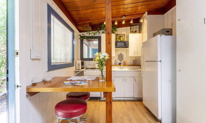 Ocean Beach Apartment | Ocean Beach #2 ‘Garden’ Cozy Cottage - Walk to the beach!