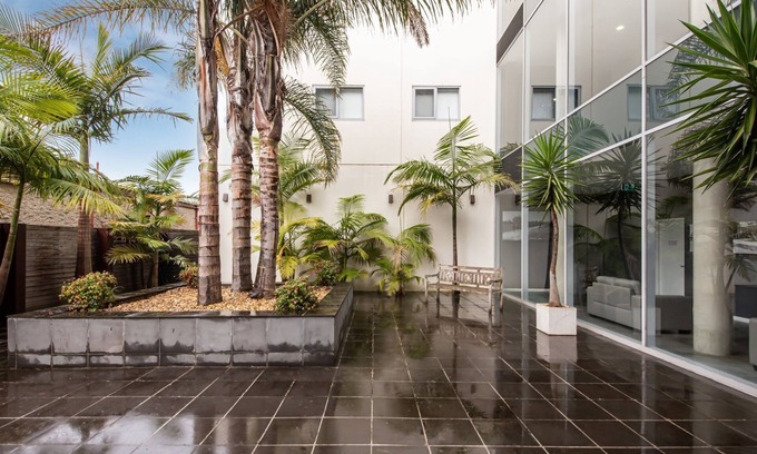 Dromana Apartment | Ocean Blue Views in Central Dromana