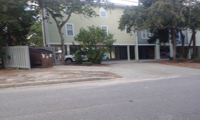 Downtown Myrtle Beach Condo | Ocean/Boardwalk two blocks away. Close to restaurants and businesses