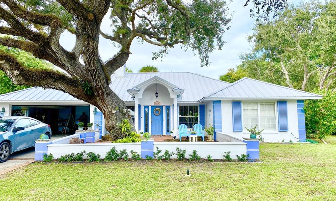 Vero Beach House | Ocean breeze awaits in this coastal jewel. A simple walk to the ocean.