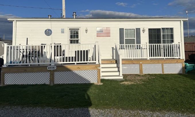 Snug Harbor House | Ocean directly outside your door in East Matunuck!
