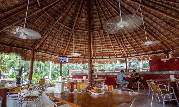 Cozumel Hotel | Ocean Front Studio with Gym & Hot Tub