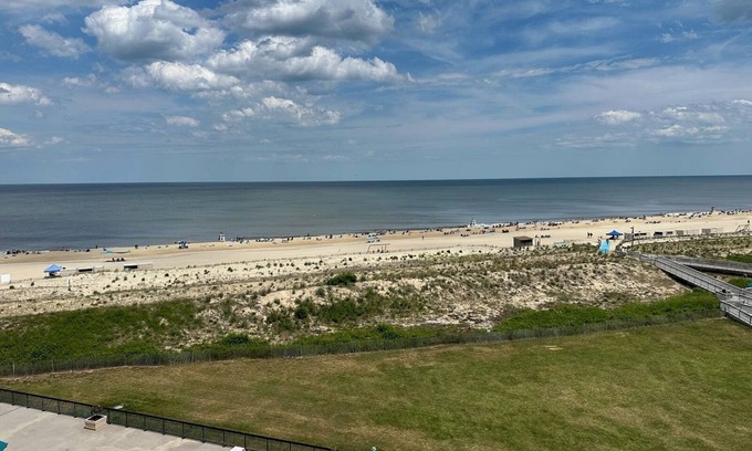 Bethany Beach Condo | Ocean Front 1BR Condo, Sea Colony:Pools & Tennis in Premier Bethany Beach Resort