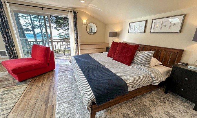 Yachats Cottage | Ocean Front, Agate at Oregon House, Stairs to the Beach!