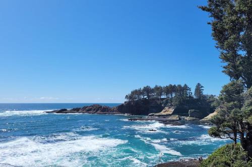 Depoe Bay Apartment | Ocean Front Condo! Spectacular Ocean Views! Walk to Everything!