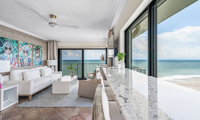 Central Beach Condo | OCEAN FRONT CONDO-TOP FLOOR - OCEAN VIEWS ALL AROUND!
