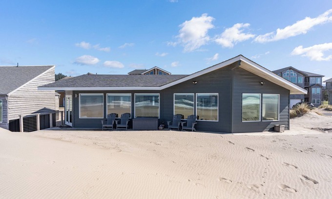 Kiwanda Shores House | Ocean Front House - Gorgeous Views - The Beach is Your Backyard!