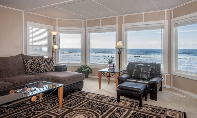Lincoln City House | OCEAN FRONT KILLER VIEW, HOT TUB, WALK TO CASINO