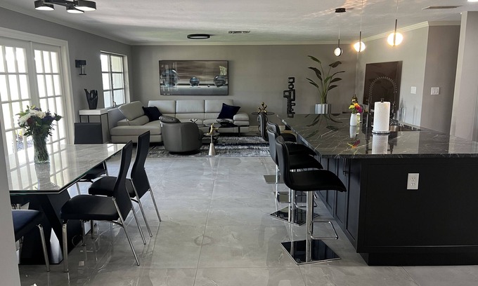Royal Harbor House | Ocean front Naples Bay with Access to Downtown 5th Ave Restaurants and shoping