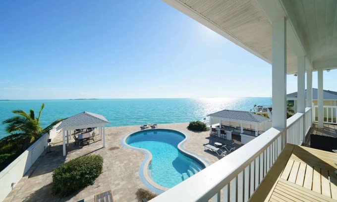 George Town House | Ocean Front Property With Pool. - George Town
