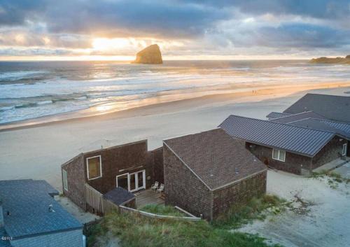 Kiwanda Shores House | Ocean Front.Sand in your toes getaway!